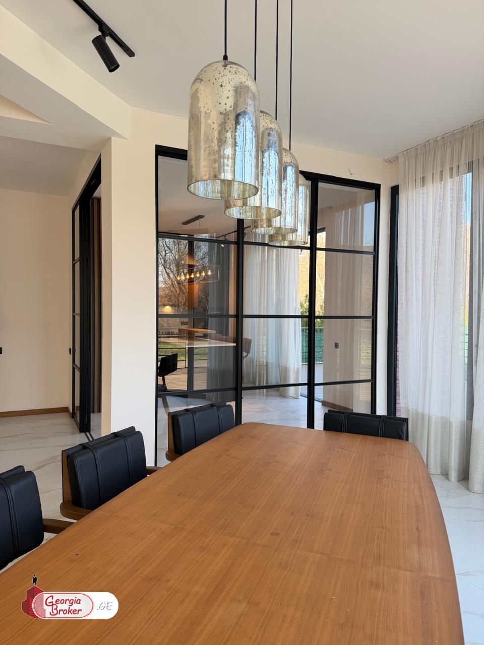 იყიდება ახალი გარემონტებული 7 ოთახიანი სახლი